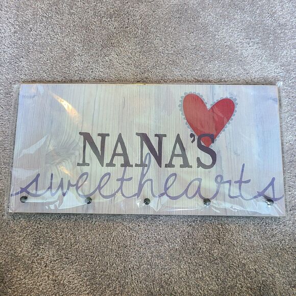 Wooden Wall Plaque Peg Hooks Nana's Sweethearts Wall Decor Heart - Picture 1 of 6